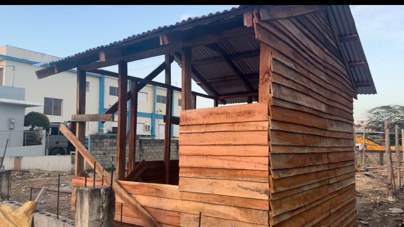 Caseta de madera con techo de zinc