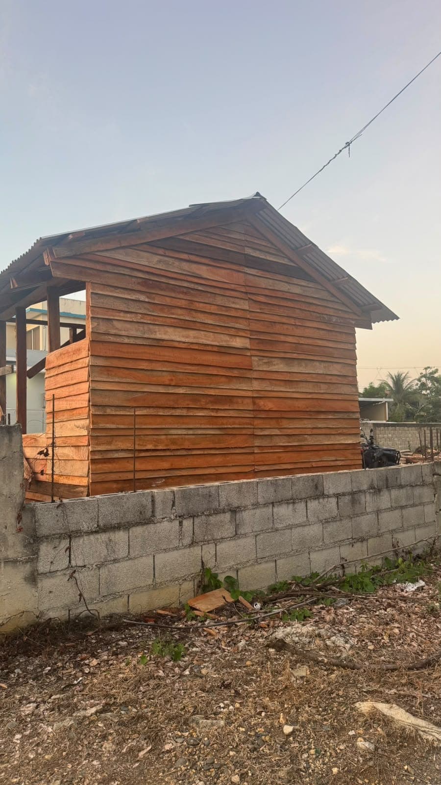 Caseta de madera sobre base de bloques