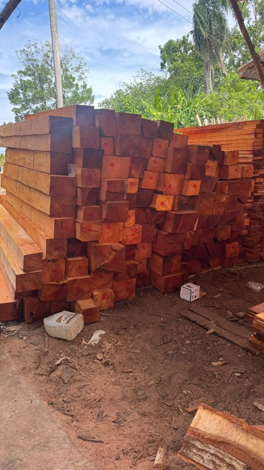 Piezas de madera de sección cuadrada apiladas