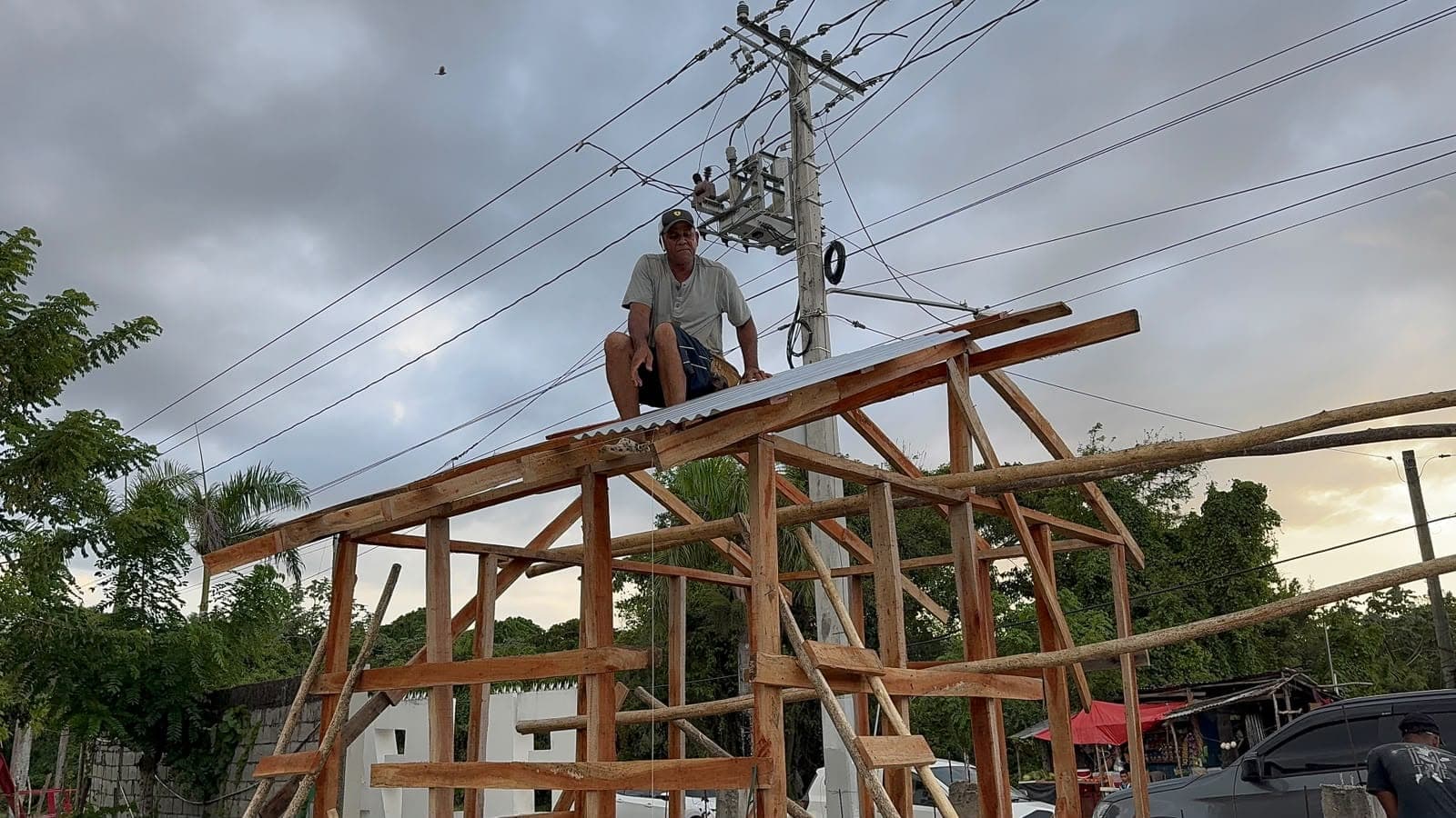 Estructura de techo de madera en construcción