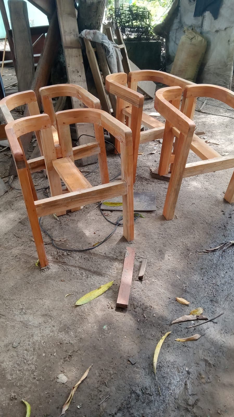 Sillas de madera en el taller