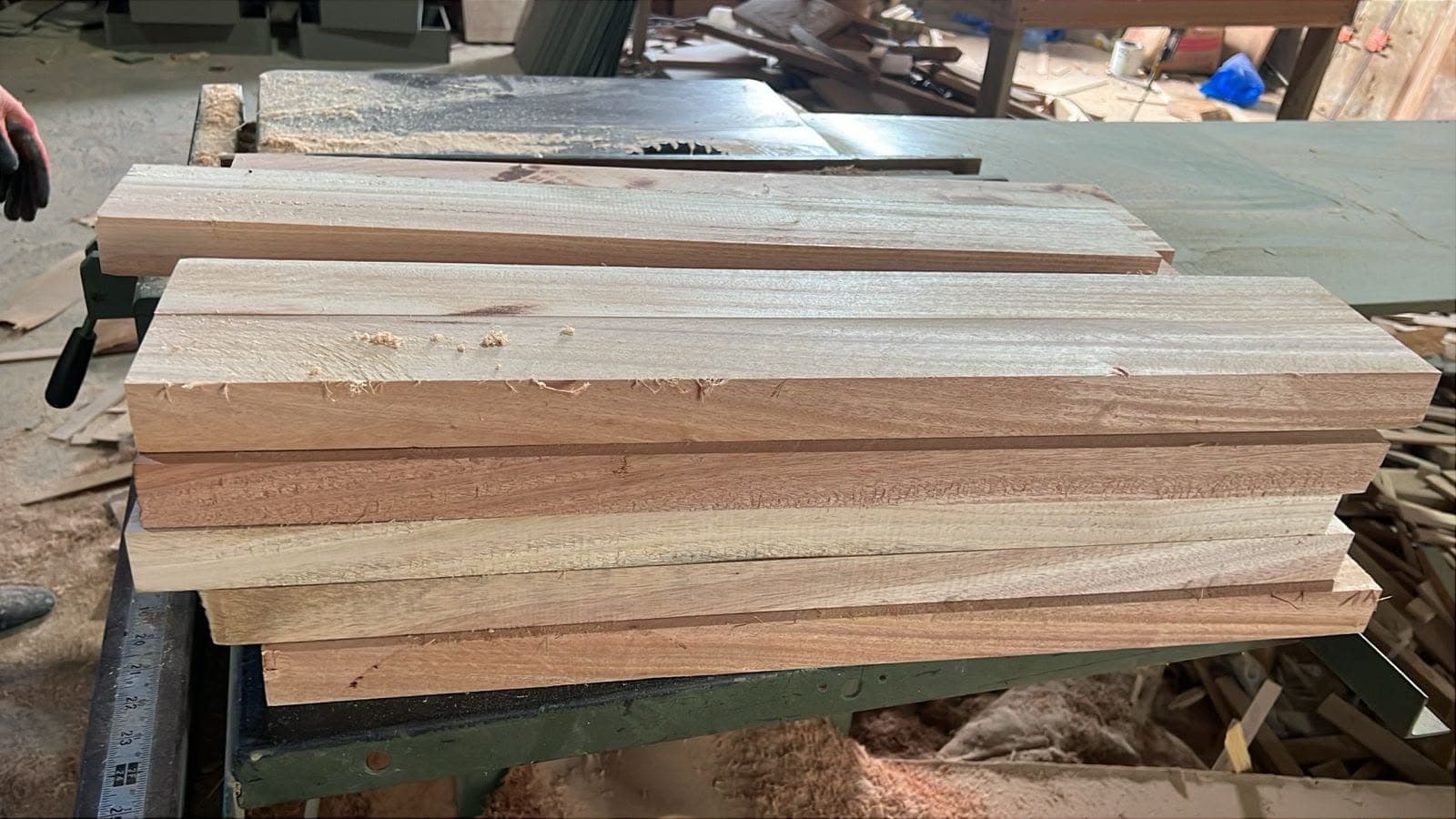 Tablas cepilladas sobre la mesa de trabajo