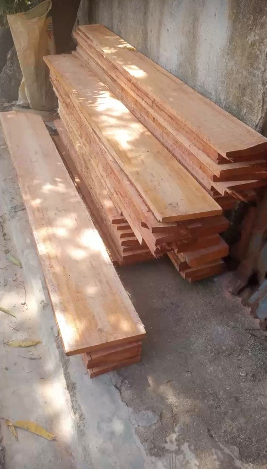 Tablas cepilladas apoyadas en la pared