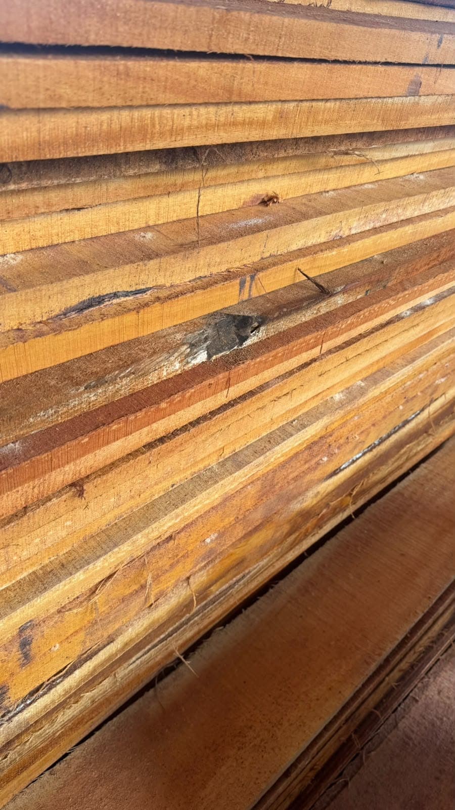 Detalle de las vetas de tablas apiladas