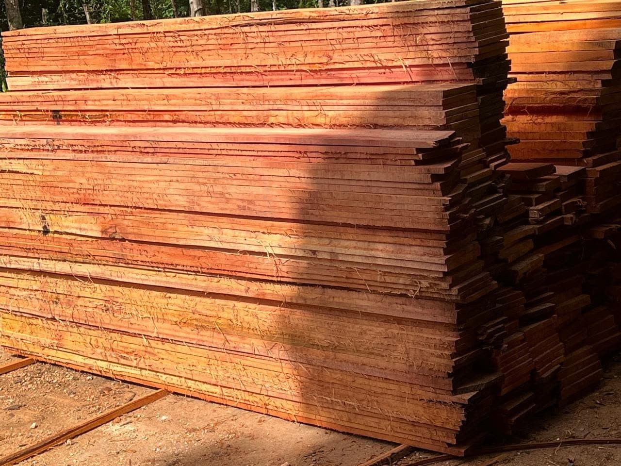 Tablas apiladas de canto