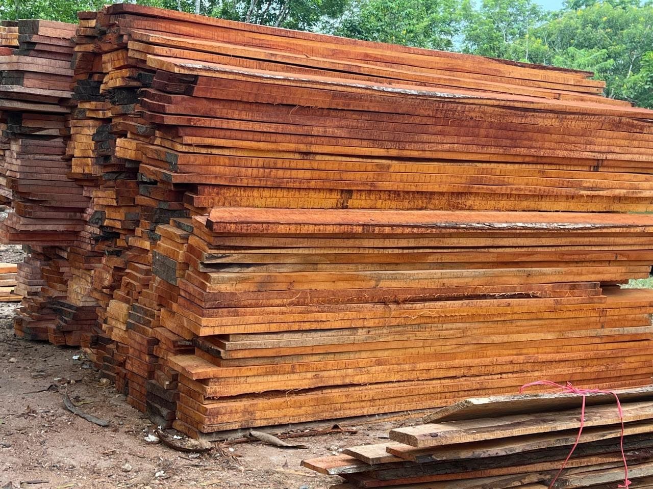 Pila de tablas aserradas