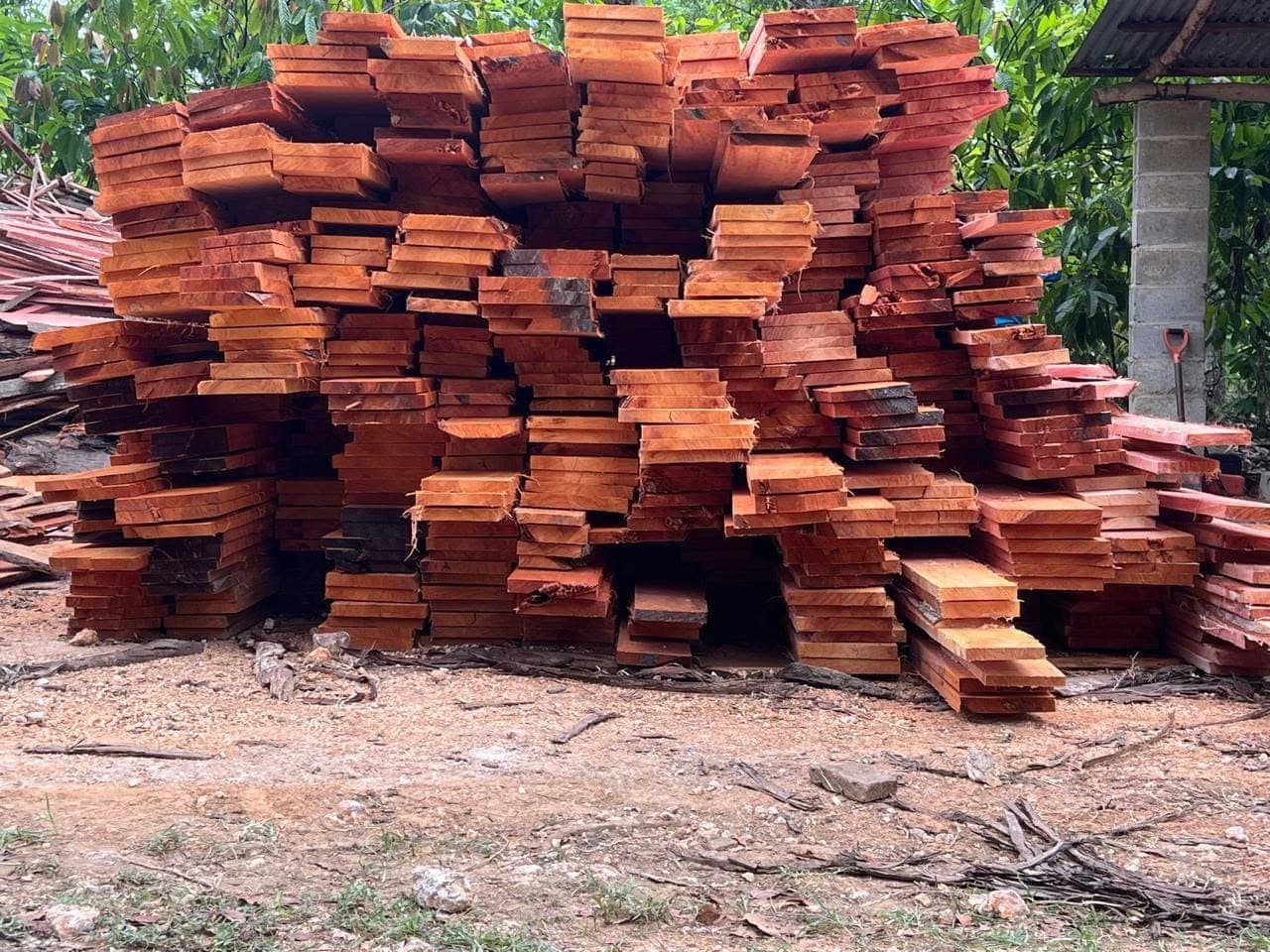 Pila de tablones de madera aserrada